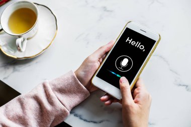 Ses tanıma, konuşma algılamak ve derin kavram öğrenme. Hareket eden telefon ekranında Application.