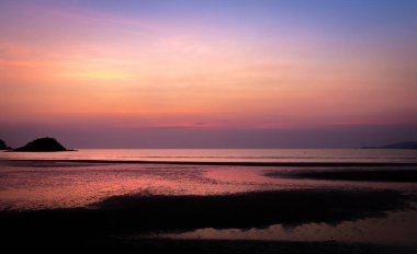 Akşam saat güzel günbatımı gökyüzünde. Renkli gökyüzü kavramının arka plan: alacakaranlık rengi gökyüzü ve bulutlar dramatik günbatımı. 