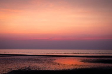 Akşam saat güzel günbatımı gökyüzünde. Renkli gökyüzü kavramının arka plan: alacakaranlık rengi gökyüzü ve bulutlar dramatik günbatımı. 