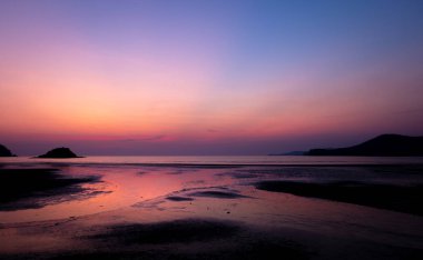 Akşam saat güzel günbatımı gökyüzünde. Renkli gökyüzü kavramının arka plan: alacakaranlık rengi gökyüzü ve bulutlar dramatik günbatımı. 