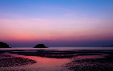 Akşam saat güzel günbatımı gökyüzünde. Renkli gökyüzü kavramının arka plan: alacakaranlık rengi gökyüzü ve bulutlar dramatik günbatımı. 