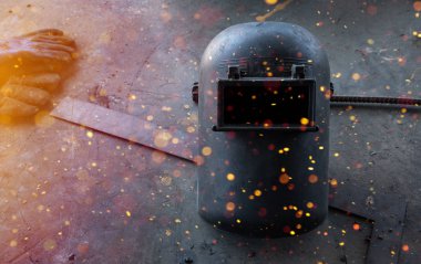 Siyah kaynak maskesi kask.