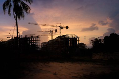 İnşaat vinç ve şantiye.