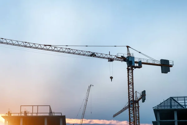 Grúa torre y obra . — Foto de Stock