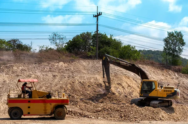 Excavadora amarilla en el sitio de construcción . — Foto de Stock