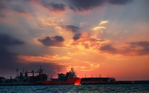 Silueta gran puerto público en la hora del atardecer en el mar de Tailandia — Foto de Stock