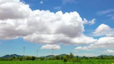 Bulutların hareket hızı ve üç iletişim anteni. Gündüz hava durumunun gecikmesi.