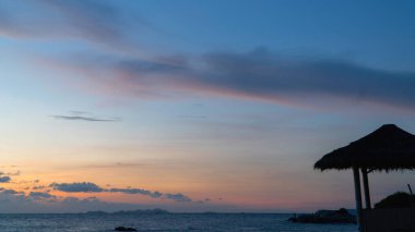 Sahilde alacakaranlık gökyüzü.