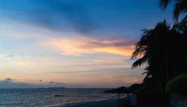 Sahilde alacakaranlık gökyüzü.