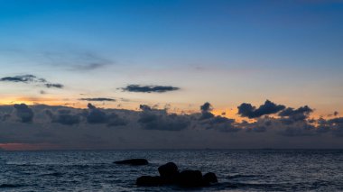 Sahilde alacakaranlık gökyüzü.