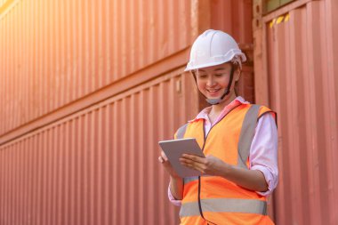 Mühendis konteyner sahasında Smart Phone üzerinde çalışıyor. Lojistik İthalat İhracat Şirketi Endüstriyel Konteynır Bahçesi.