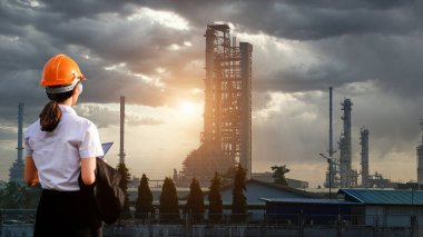 Gün batımında Petrokimya endüstrisi ve Alacakaranlık gökyüzü, Enerji Santrali alanı. İşçi veya mühendis ile Petrokimya endüstrisi.