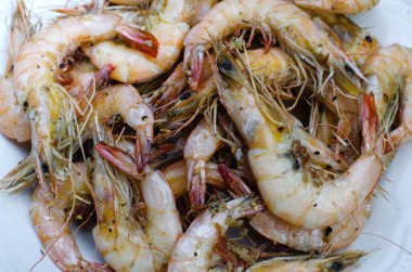 Sağlıklı yemek için kızarmış karides taze deniz ürünleriyle pişirilir..