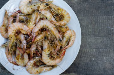 Sağlıklı yemek için kızarmış karides taze deniz ürünleriyle pişirilir..