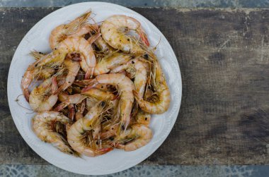 Sağlıklı yemek için kızarmış karides taze deniz ürünleriyle pişirilir..