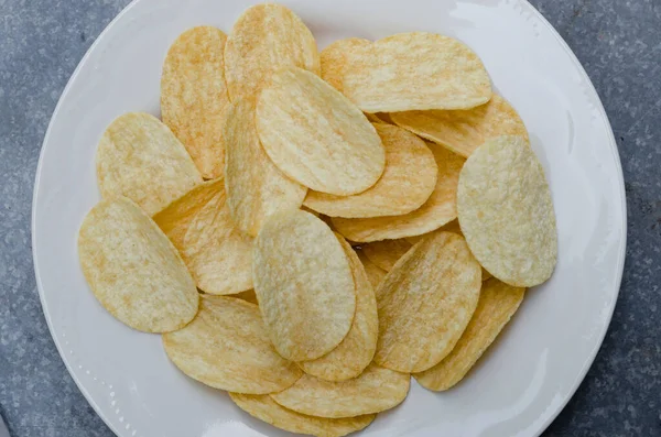 Chips Pommes Terre Frites Dans Une Assiette Céramique Blanche — Photo