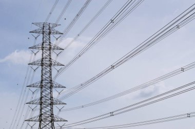 Hight Voltaj Kutbu ve Bulutlu Mavi Gökyüzü.