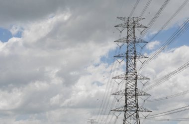 Hight Voltaj Kutbu ve Bulutlu Mavi Gökyüzü.