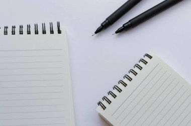 Kabloya bağlı Not Defteri Açılmış Kağıt Sayfa ve Siyah Dolma Kalem Beyaz Arkaplanda İzole Edildi.