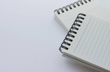 Beyaz Arkaplanda Lined Kağıt Sayfası İzole edilmiş Tel Bağlı Not Defteri.