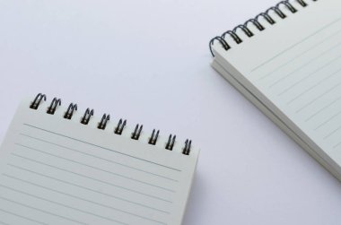 Beyaz Arkaplanda Lined Kağıt Sayfası İzole edilmiş Tel Bağlı Not Defteri.