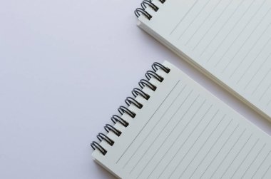 Beyaz Arkaplanda Lined Kağıt Sayfası İzole edilmiş Tel Bağlı Not Defteri.