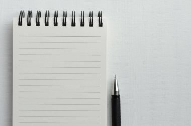 Lined Kağıt Sayfası ve Beyaz Arkaplanda İzole Kalem Defteri.