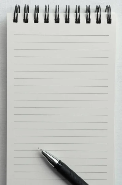 Σημειωματάριο Wirebound Lined Paper Page Και Πένα Που Απομονώνεται Λευκό — Φωτογραφία Αρχείου