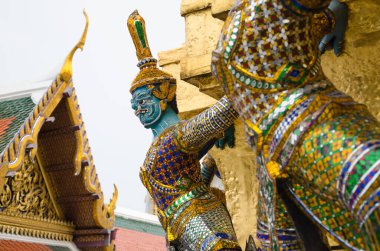 Grand Gold Stupa 'nın bodrumunu çevreleyen dev heykel Tayland' ın Bangkok kenti Wat Phra Kaew Manastırı 'nın simgelerinden biridir..