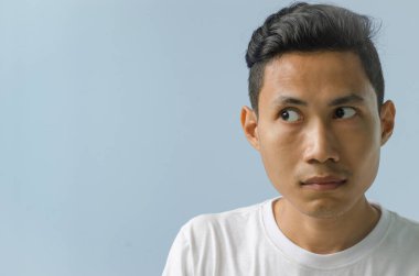 Asyalı adam tereddüt ediyor.