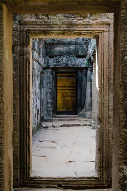 Angkor Thom 'daki Bayon Tapınağı' nın içindeki kapı Siem Reap, Kamboçya 'daki Khmer İmparatorluğu' nun Mirası 'dır..