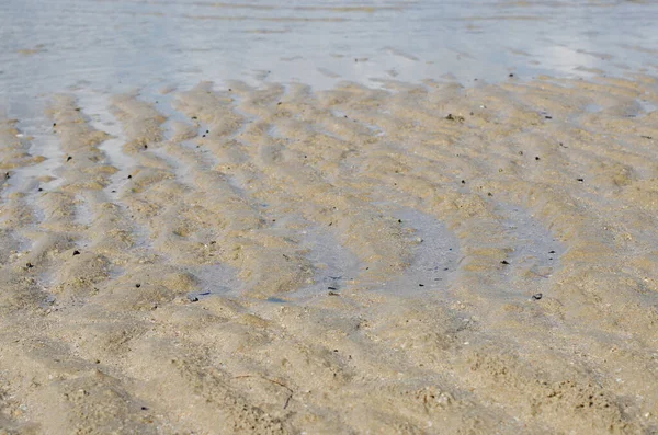 自然の背景に砂のビーチと海の水 — ストック写真