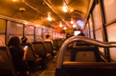 Bulanık Arkaplanda Bulanık Arkaplan Gecesinde Otobüsün İçinde Bulanık Işık.