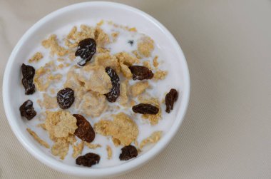 Kolay Kahvaltı için Mısır gevreği ve Sütlü Üzüm.