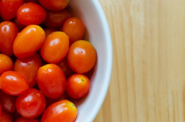 Beyaz Seramik Kasede Kırmızı Kiraz Domatesleri Pişirmeye Hazır.