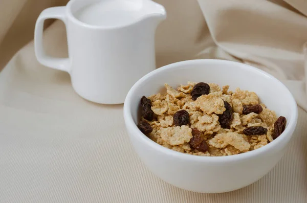 Cereais Raisin Com Leite Para Refeição Pequeno Almoço Fácil — Fotografia de Stock