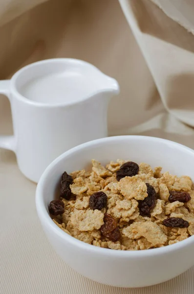 Cereais Raisin Com Leite Para Refeição Pequeno Almoço Fácil — Fotografia de Stock