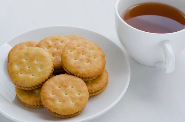Gefüllter Cracker Und Tasse Tee Sind Der Leichte Snack Für — Stockfoto