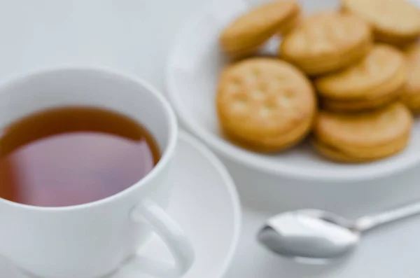Töltött Keksz Csésze Tea Homályos Háttere Könnyű Snack Relaxációs Időért — Stock Fotó