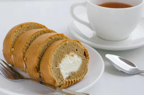 Kaffeekuchenrolle Mit Einer Tasse Tee Der Teepause — Stockfoto