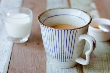 Mola için bir fincan kahve ve süt..