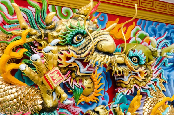 Kleurrijke Dragon Decorate Chinese Shrine Wall — Stockfoto