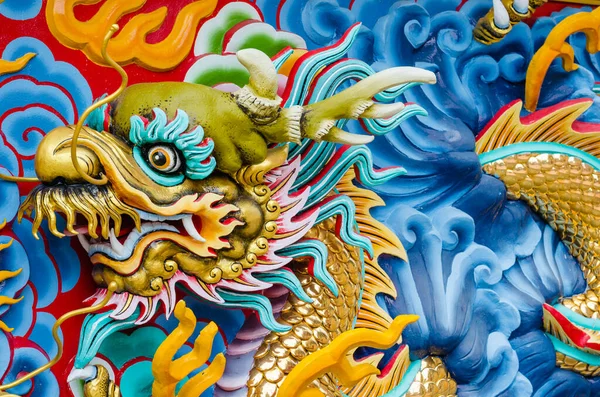 Kleurrijke Dragon Decorate Chinese Shrine Wall — Stockfoto