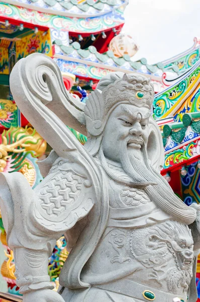 Статуя Гуан Стоїть Перед Китайським Святилищем — стокове фото