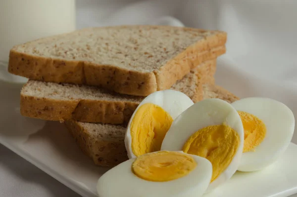 Celozrnný Chléb Vařené Vejce Mléko Snídani — Stock fotografie