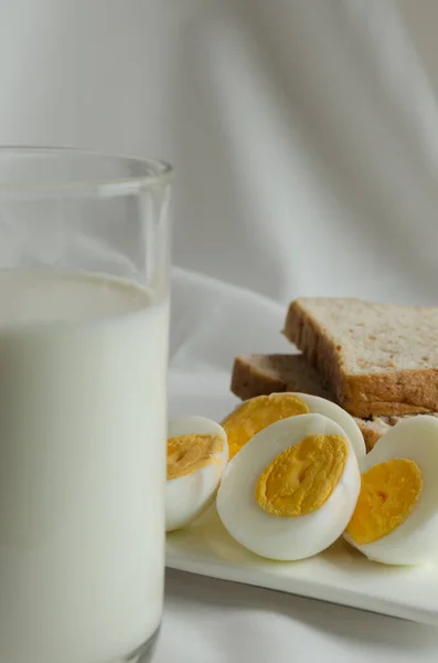 Ψωμί Ολικής Άλεσης Βραστό Αυγό Και Γάλα Για Πρωινό — Φωτογραφία Αρχείου