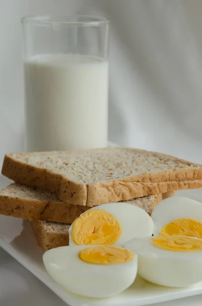 Kahvaltı Için Tam Buğday Ekmeği Haşlanmış Yumurta Süt — Stok fotoğraf