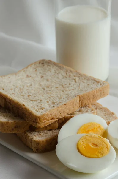 Vollkornbrot Gekochtes Und Milch Zum Frühstück — Stockfoto