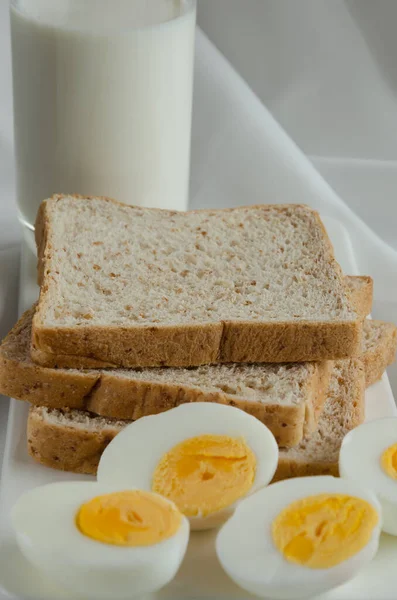 Kahvaltı Için Tam Buğday Ekmeği Haşlanmış Yumurta Süt — Stok fotoğraf