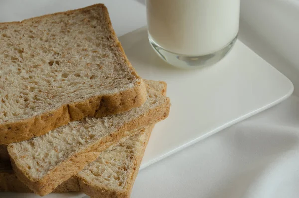 Vollkornbrot Und Milch Scheiben Zum Frühstück — Stockfoto